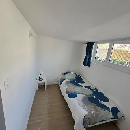 Petite Maison Bord De *